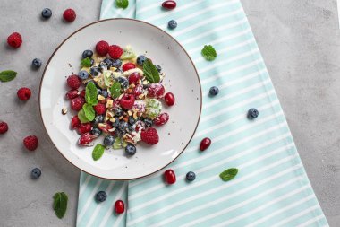 Plaka gri masada lezzetli meyve salatası ile