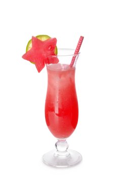 Taze karpuz limonata beyaz zemin üzerine bir bardak