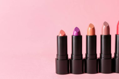 Farklı tonları renk arka plan üzerinde rujlar