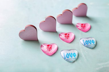 Kalpleri açık renkli Sevgililer günü kutlamaları için çeşitli