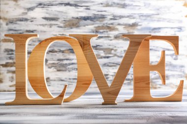 Tahta arka planda kelime aşkı