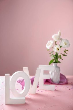 Renk tablosu üzerinde beyaz harflerle kelime aşk yaptı