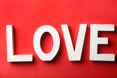 Renk arka plan üzerinde beyaz harflerle kelime aşk yaptı