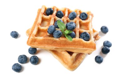 Beyaz arka plan üzerinde yaban mersini ile lezzetli waffle