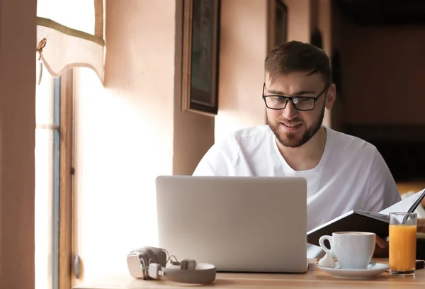 Молодий Фрілансер Ноутбуком Працює Кафе — стокове фото