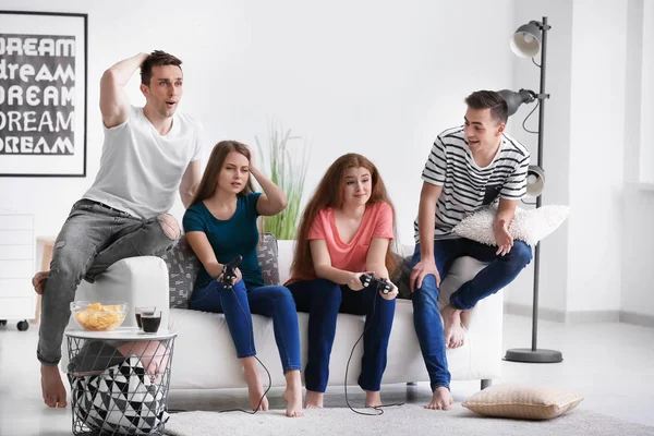 Jóvenes Jugando Videojuegos Casa — Foto de Stock