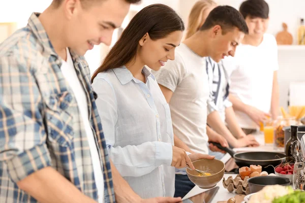 Freunde Kochen Gemeinsam Der Küche — Stockfoto