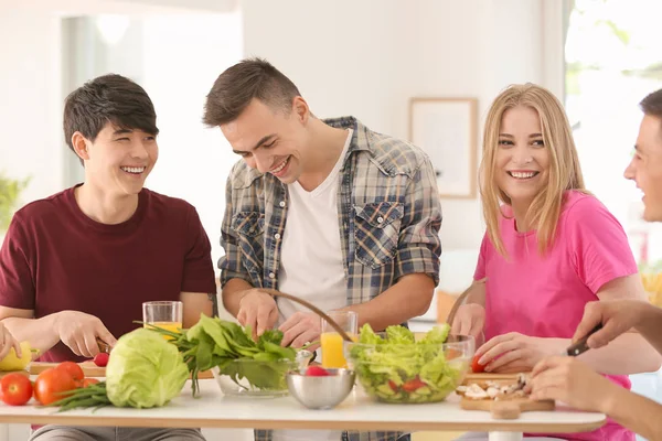 Freunde Kochen Gemeinsam Der Küche — Stockfoto