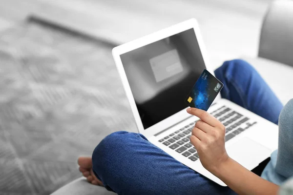 Young Woman Shopping Online Credit Card Laptop Home — Stock Photo, Image