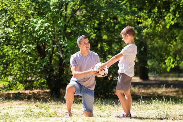 Niño Papá Con Pelota Fútbol Aire Libre —  Fotos de Stock