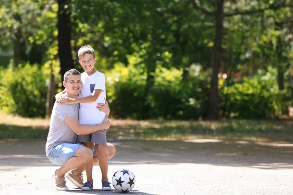 Bambino Suo Padre Con Pallone Calcio All Aperto — Foto Stock