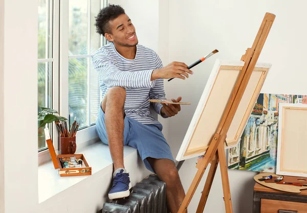 Jovem Artista Afro Americano Quadro Pintura Casa — Fotografia de Stock