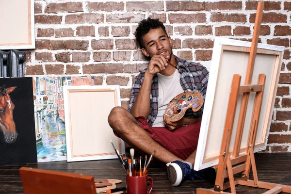 Ung Afroamerikansk Konstnär Målning Bild Verkstad — Stockfoto