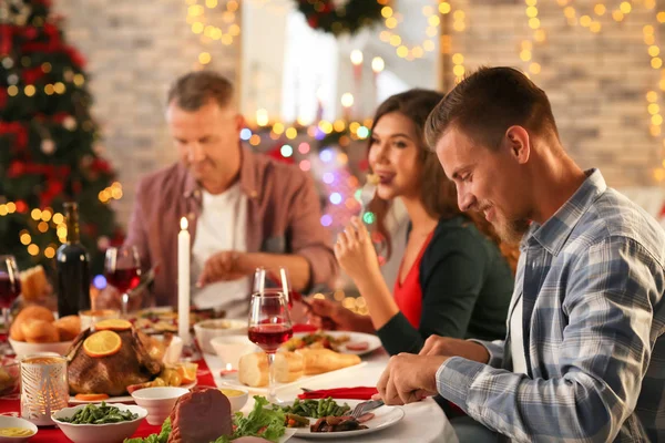 Glad Familj Som Äter Julmiddag Hemma — Stockfoto
