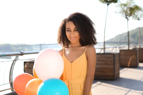 Schöne Afrikanisch Amerikanische Frau Mit Luftballons Freien — Stockfoto