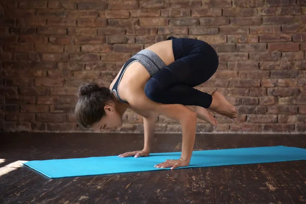 Mujer Deportiva Practicando Yoga Interiores —  Fotos de Stock