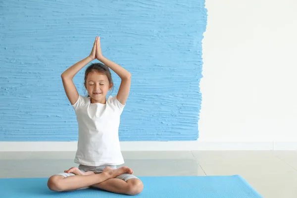 Niña Practicando Yoga Interiores — Foto de Stock