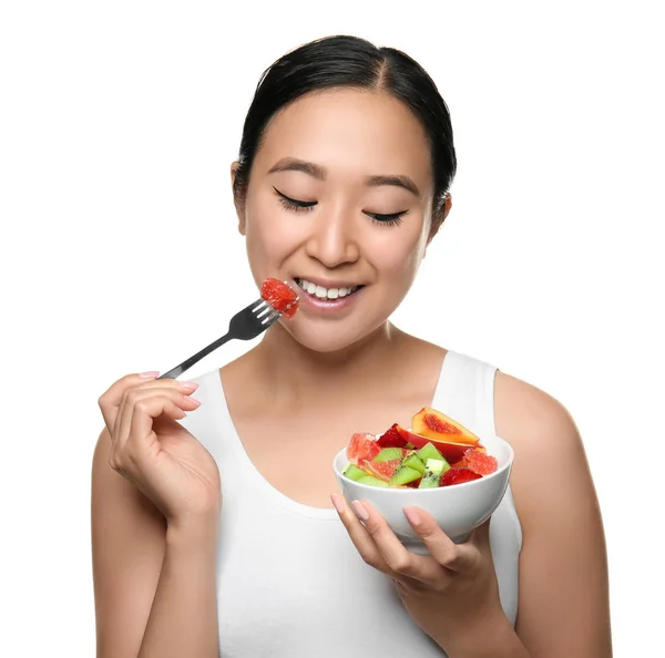 Asyalı Kadın Beyaz Arka Plan Üzerinde Sağlıklı Meyve Salatası Ile — Stok fotoğraf
