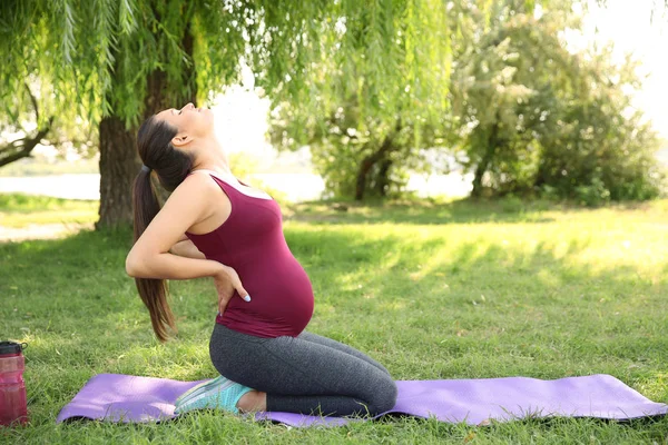 Young Pregnant Woman Practicing Yoga Outdoors — Stock Photo, Image