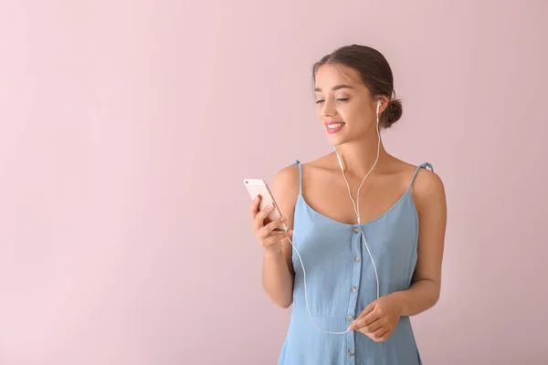 Hermosa Joven Escuchando Música Sobre Fondo Color — Foto de Stock