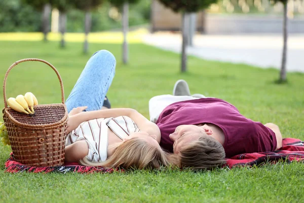 Linda Pareja Joven Picnic Durante Cita Romántica Aire Libre —  Fotos de Stock