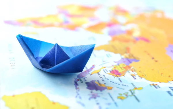 Dünya Haritası Üzerinde Origami Tekne Seyahat Kavramı — Stok fotoğraf