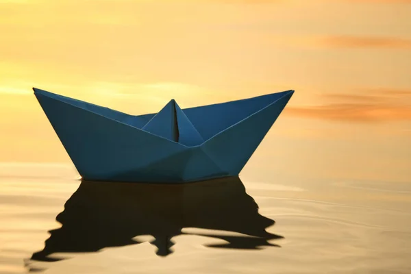 Origami Barco Superficie Del Agua — Foto de Stock