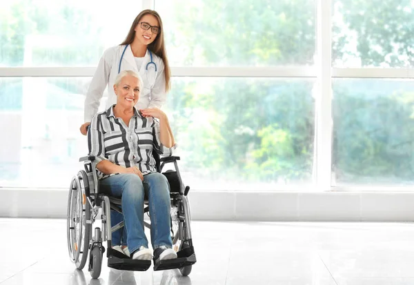 Discapacitados Mujer Madura Con Joven Médico Clínica — Foto de Stock