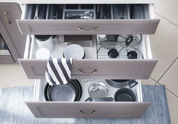 Набор Чистой Посуды Ящиках — стоковое фото