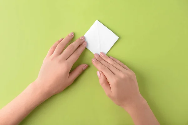 Mujer Haciendo Barco Origami Sobre Fondo Color —  Fotos de Stock