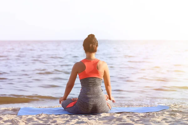 Woman Practicing Yoga Sea Shore — Stock Photo, Image