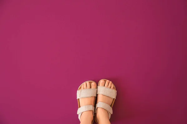 Benen Van Het Meisje Het Dragen Van Sandalen Kleur Achtergrond — Stockfoto