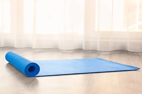 Stuoia Yoga Sul Pavimento All Interno — Foto Stock