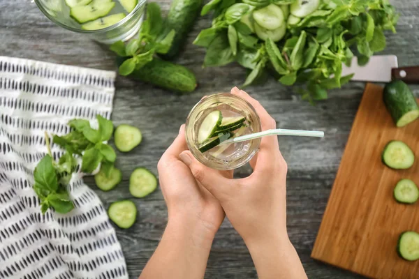 Donna Che Tiene Vetro Con Gustosa Acqua Fresca Cetriolo — Foto Stock