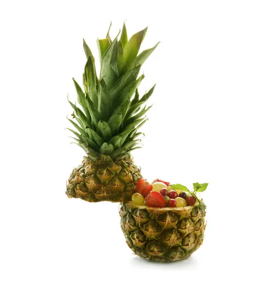 Ananas Skål Med Läckra Färsk Fruktsallad Vit Bakgrund — Stockfoto