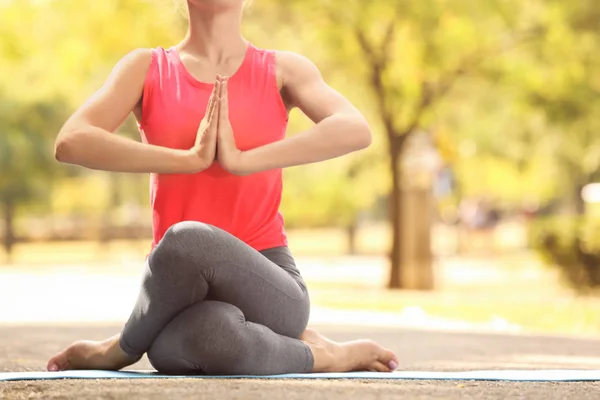 Mujer Joven Practicando Yoga Aire Libre — Foto de Stock