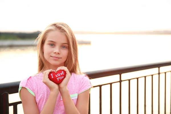 Мила Маленька Дівчинка Тримає Червоне Серце Текстом Люблю Тебе Відкритому — стокове фото