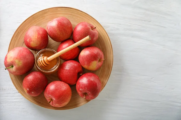 Ripe Juicy Apples Honey Wooden Plate — Stock Photo, Image