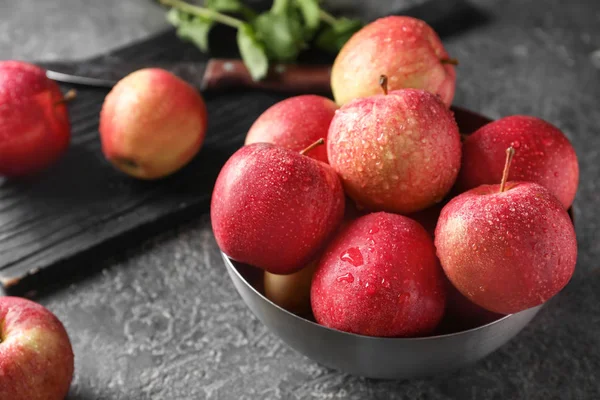 Cuenco Con Manzanas Jugosas Maduras Sobre Mesa Gris — Foto de Stock