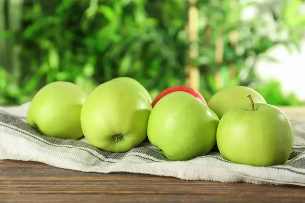 Ripe Fresh Apples Wooden Table — Stock Photo, Image