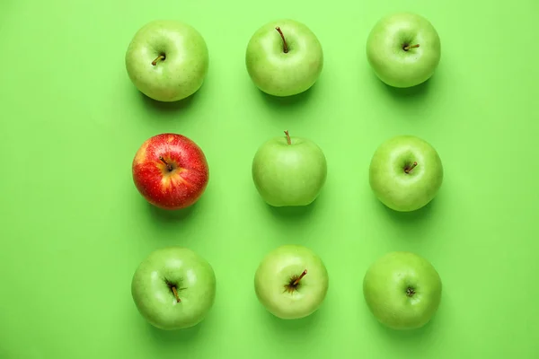 Mogna Färska Äpplen Färgbakgrund — Stockfoto