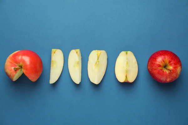 Couper Pommes Fraîches Mûres Entières Sur Fond Couleur — Photo