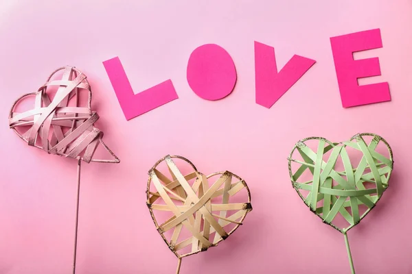 Kelime Aşk Renk Arka Plan Üzerinde Yürekleri — Stok fotoğraf