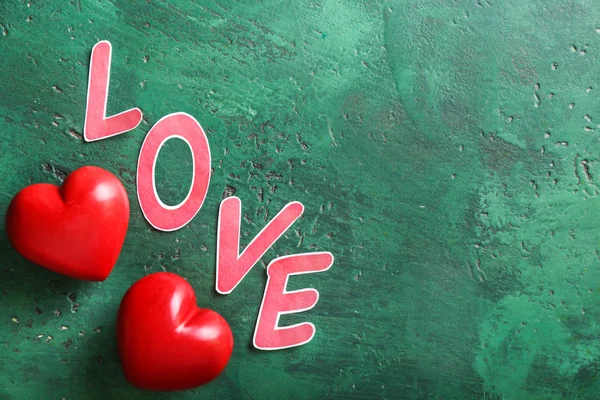 Kelime Aşk Renk Arka Plan Üzerinde Yürekleri — Stok fotoğraf