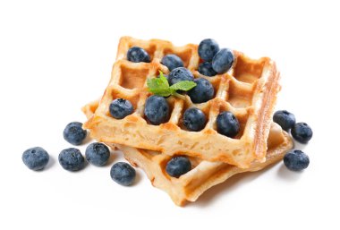 Beyaz arka plan üzerinde yaban mersini ile lezzetli waffle