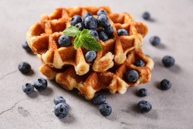 Gri masada yaban mersini ile lezzetli waffle