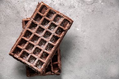 Gri masada lezzetli waffle