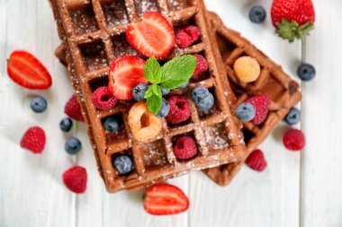 Beyaz ahşap masa üzerinde çilek ile lezzetli waffle