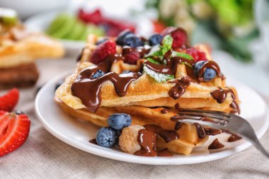 Çilek ve çikolata sosu plaka ile lezzetli waffle