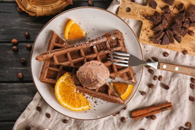 Portakal dilimleri ve plaka üzerinde dondurma ile lezzetli waffle